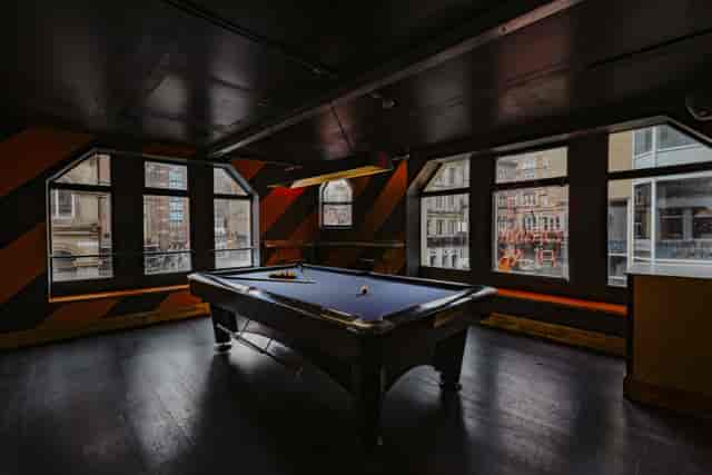Stylish event space with pool table, ideal for networking and informal meetings.