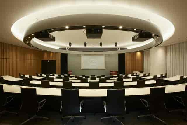 Amphitheater-style theater room in Akasaka with AV rigging for corporate training events.