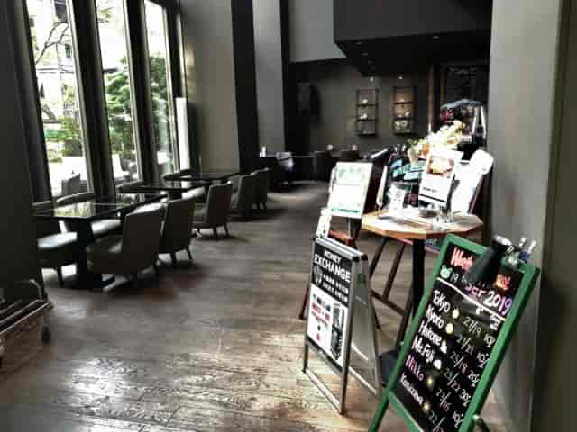 Live cafe G Shinjuku hotel lounge for event networking and breakout sessions.