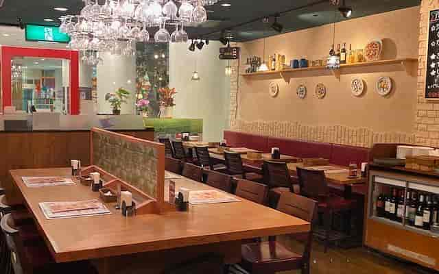 Shinjuku Washington Hotel restaurant with communal tables for networking events and breakout sessions.