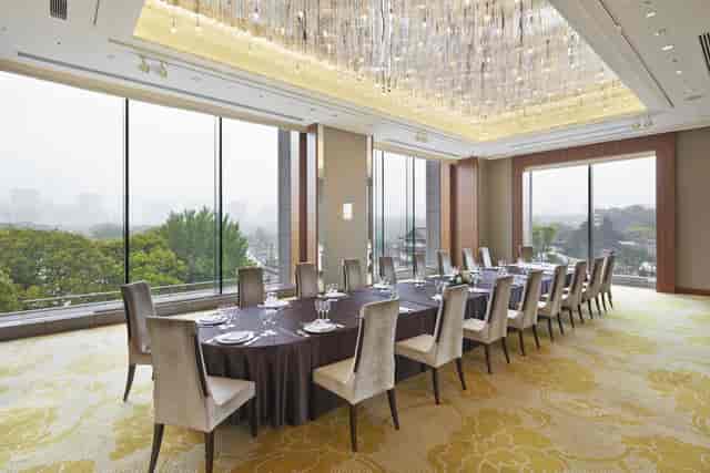 Yamabuki boardroom at Palace Hotel Tokyo with crystal chandelier for luxury corporate meetings.
