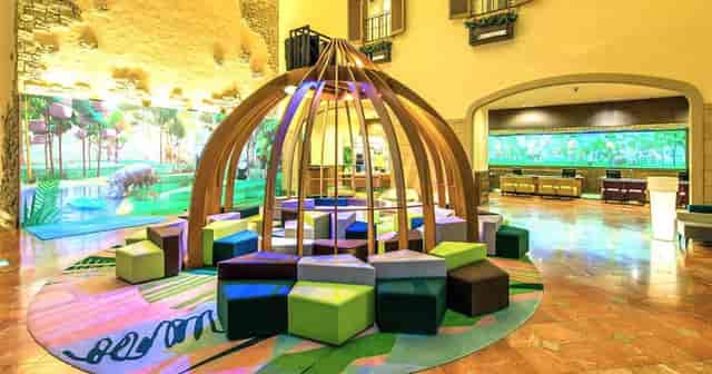 Modular circular seating in Oriental Hotel Tokyo Bay banquet hall for networking and workshops.