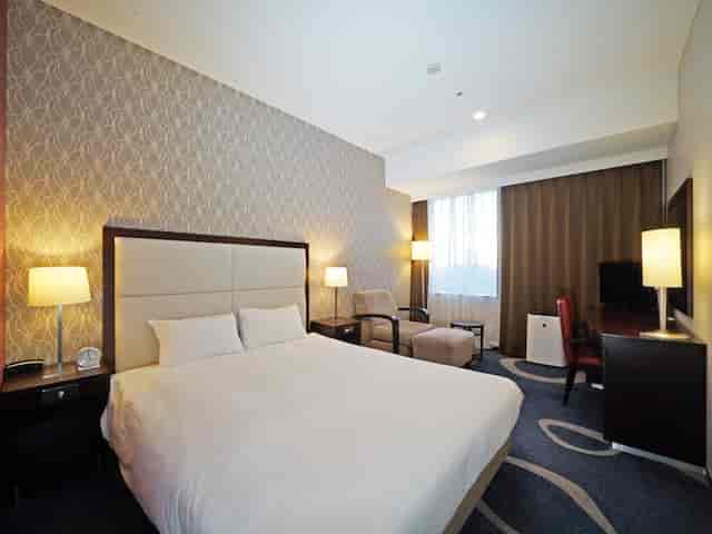 Loisir Hotel Shinagawa Seaside room with desk for business conferences and group bookings.