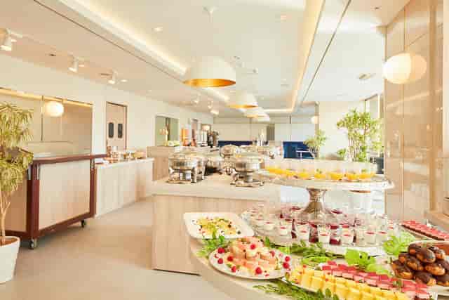 Upscale buffet at Restaurant PALMTREE, Rembrandt Hotel Machida; ideal for corporate events or dining.