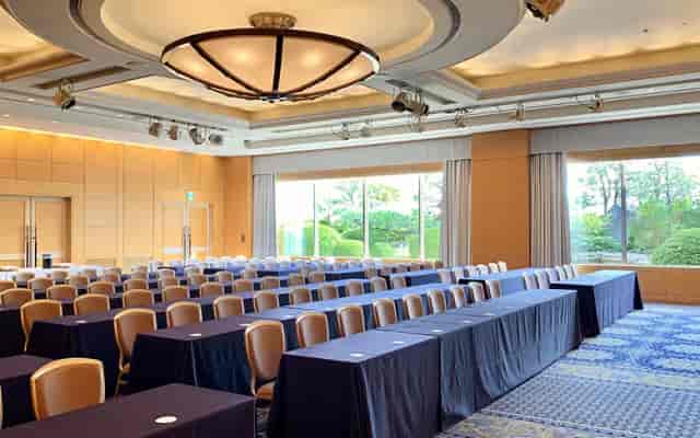 Kamon Private Room: Classroom-style conference hall for corporate training and educational seminars.