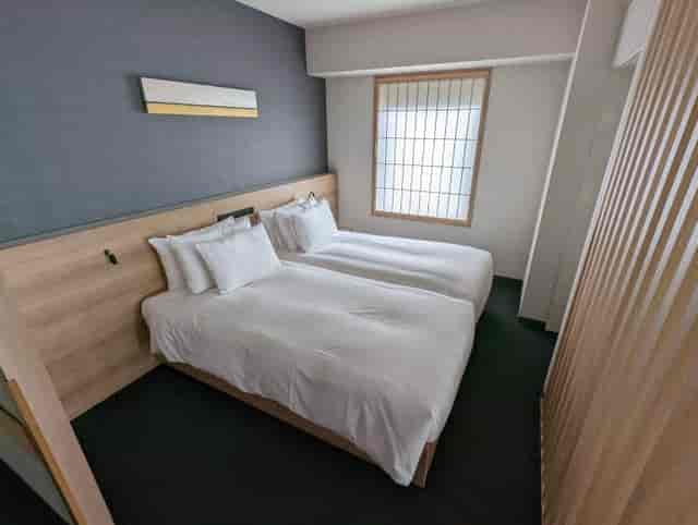 Modern twin hotel room at MIMARU Tokyo Akasaka for business travel and conference lodging.