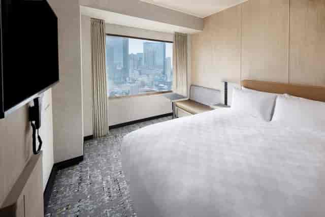 Bellesalle Shinjuku Central Park Room J: Modern workspace, ideal for business conference lodging.