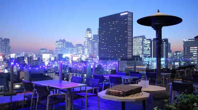 Rooftop bar in KGRn Tokyo with skyline view for corporate cocktail networking events.