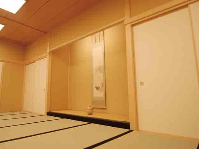 Minimalist Japanese meeting space at Kyoraku-TEI Nihonbashi, ideal for board sessions and workshops.