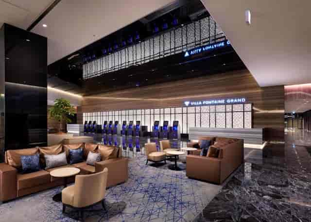 Modern Villa Fontaine Haneda Airport lobby with lounge seating for corporate events and conferences.