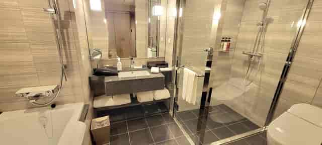 Luxury hotel bathroom at Villa Fontaine Premier Haneda Airport, ideal for VIP executive events.