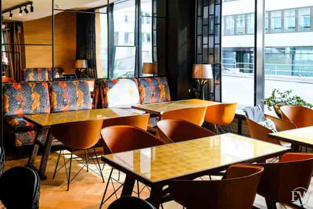 Modern break-out space with modular seating for networking and professional corporate meetings.