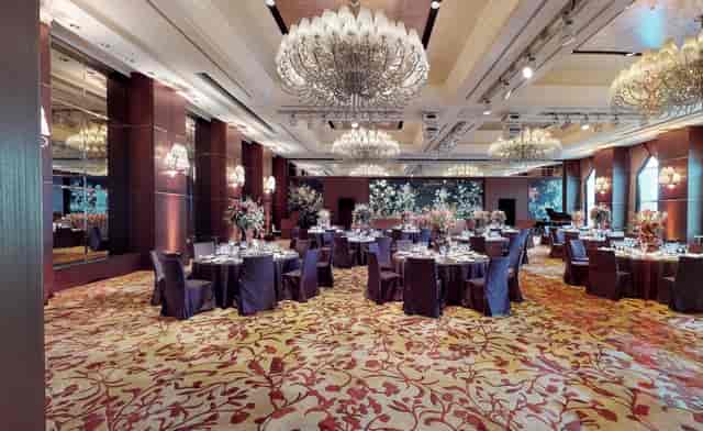 Shangri-La Tokyo pillar-free ballroom with elegant gala dinner setup for corporate events.