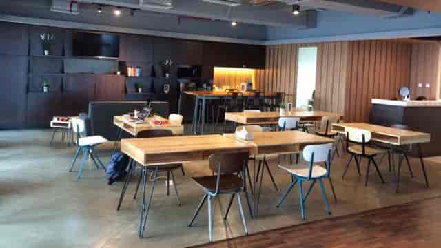 Modern BLOCK71 seminar room for workshops and networking events.