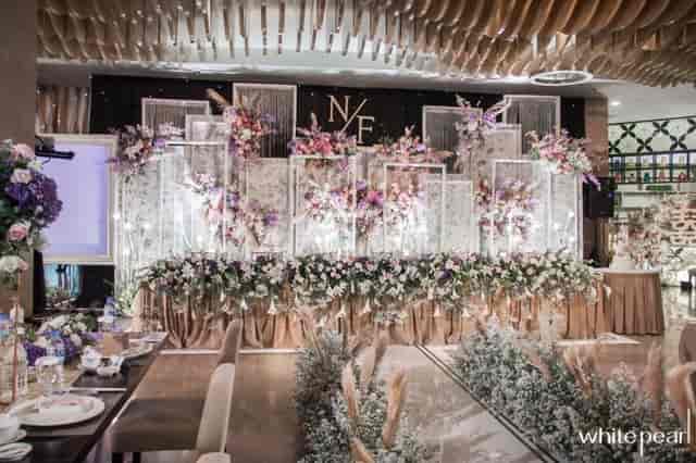 Olam Restaurant wedding head table: elegant floral backdrop for luxury Jakarta event decor.