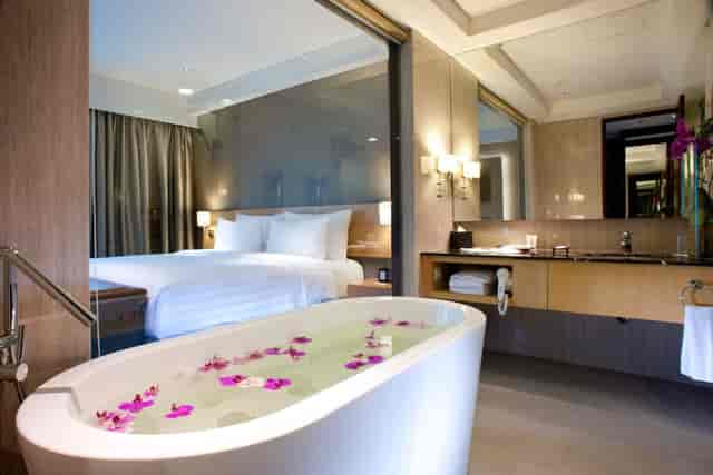 Luxury JS Luwansa Hotel Jakarta guest room with soaking tub for VIP corporate incentive events.