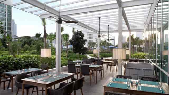 Meeting room at Fraser Place Setiabudi Jakarta featuring outdoor venue for corporate event networking.