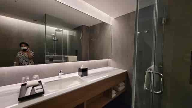 Modern hotel bathroom in Aloft South Jakarta for executive room blocks and VIP events.