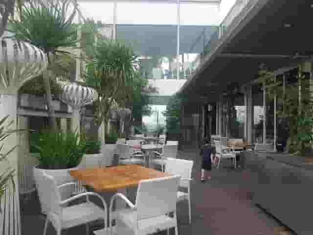 Restaurant/bar