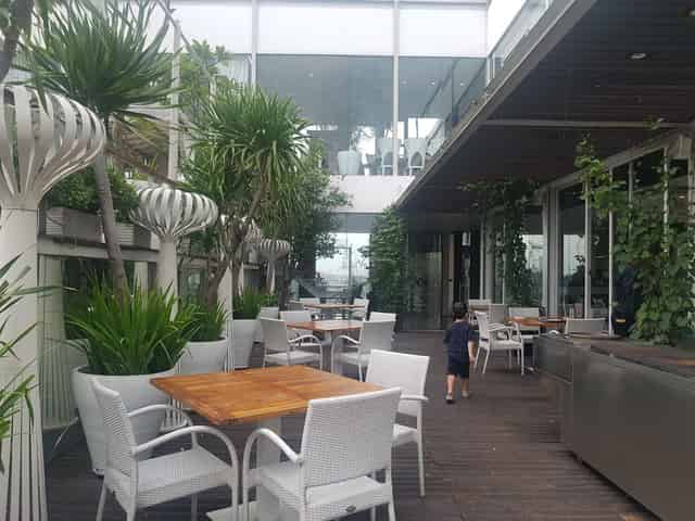 Restaurant/bar