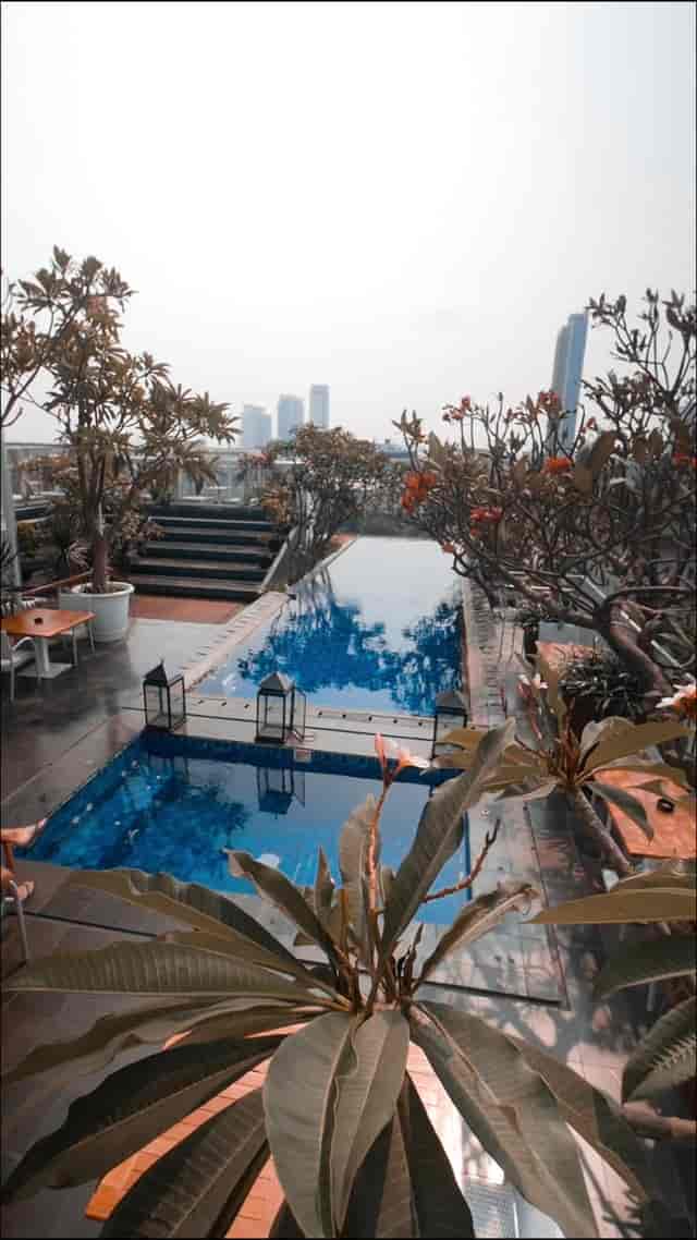 Infinity pool rooftop terrace at Kemang Icon Hotel, perfect for upscale evening cocktail receptions.