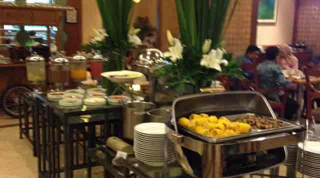 Kafe Coleman buffet line at Menara Peninsula Hotel for corporate catering and event dining.