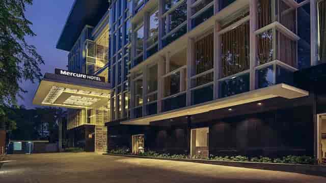 Modern Mercure Jakarta Sabang porte-cochère for corporate meetings and group events.