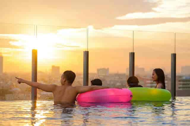 Rooftop infinity pool at Holiday Inn Jakarta Gajah Mada for corporate incentive travel events.
