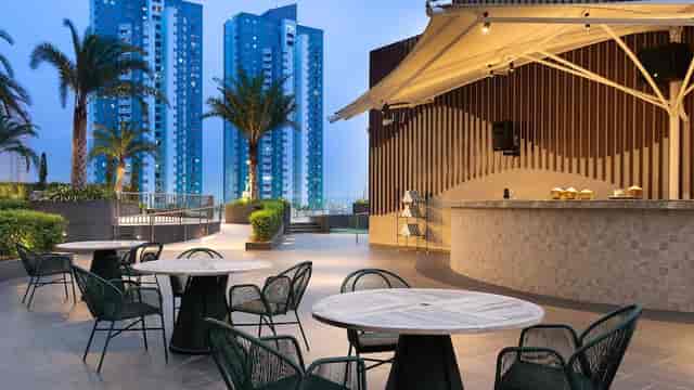 Holiday Inn & Suites Jakarta Gajah Mada ...