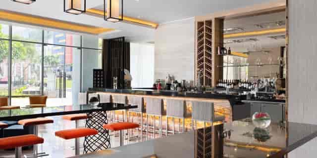 Duta Lounge at Holiday Inn Jakarta: Stylish bar venue for corporate networking and cocktail events.