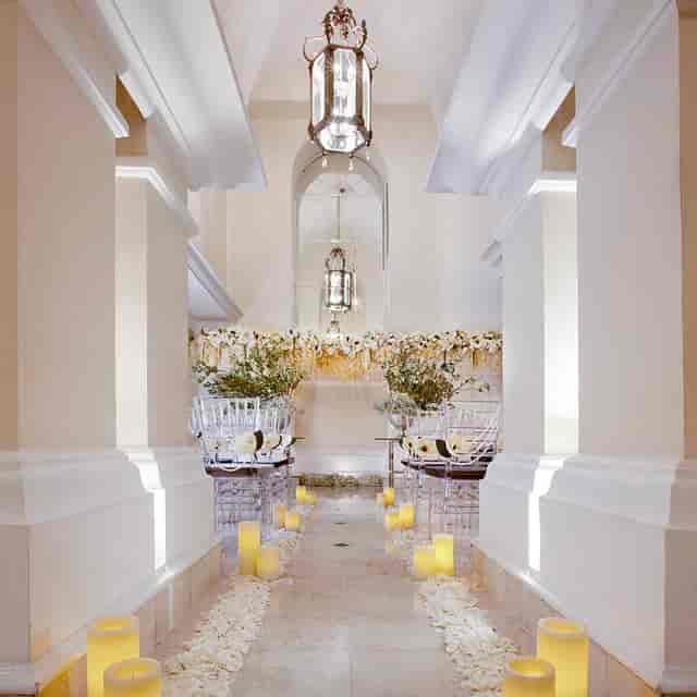 Elegant micro-wedding setup with ghost chairs and candle lighting at Hotel Gran Mahakam.