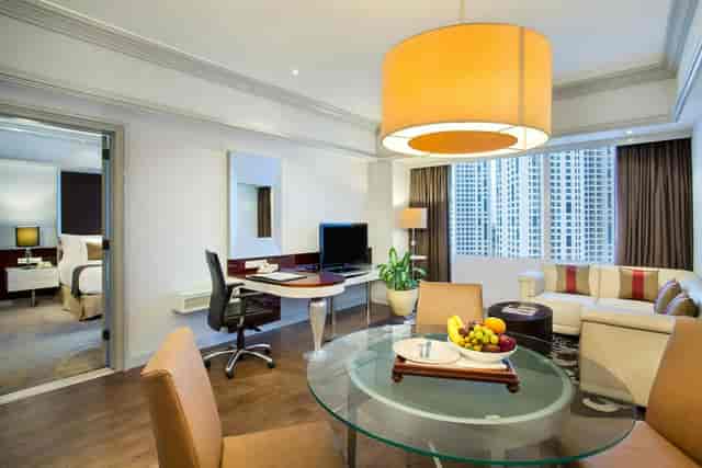Casablanca V executive suite: Versatile meeting room for VIP events and business breakout sessions.