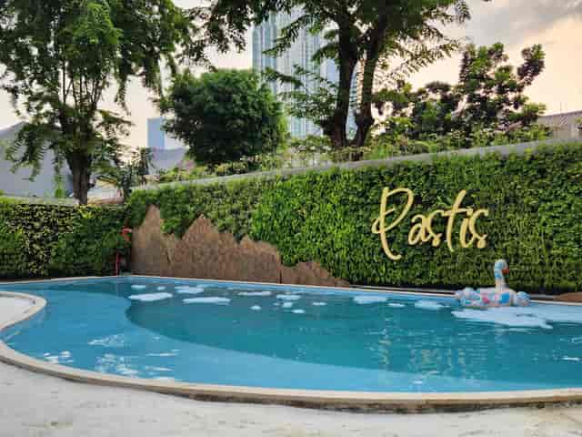 Pastis Pool Bar Jakarta: Modern outdoor cocktail venue with branded living wall for networking.