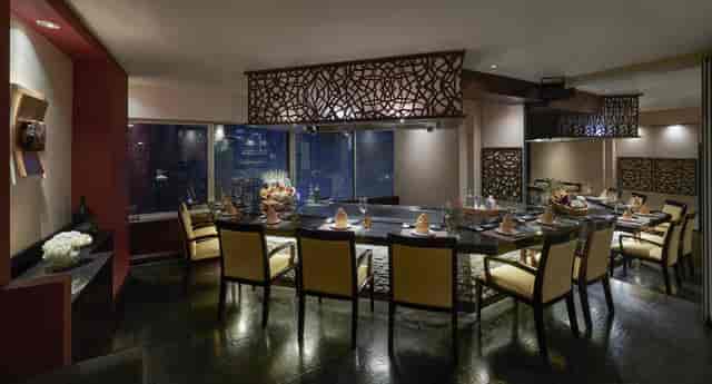 Upscale teppanyaki private dining room for VIP networking and corporate board dinners.