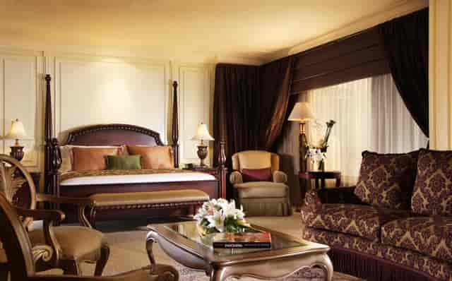 Luxury suite for VIP speakers, ideal for executive business events and private consultations.