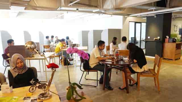 Modern co-working meeting room with sofa seating for flexible collaborative office events.