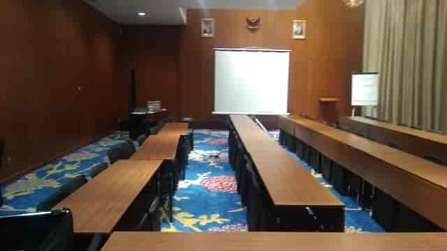 Klasse V classroom at Morrissey Hotel featuring wood panels, ideal for corporate events or seminars.