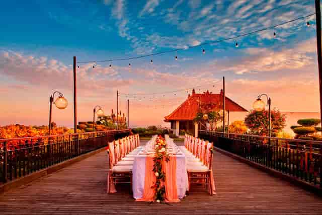 Luxury outdoor banquet on Oceano SkyLounge pier at sunset, ideal for intimate event or gala dinner.