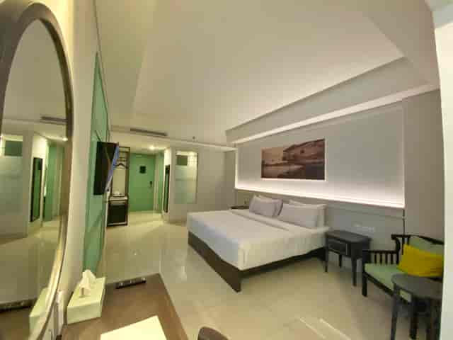 Modern Nakula Sadewa guest room at Jambuluwuk Thamrin Hotel for corporate retreats and group events.