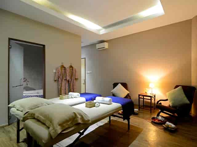 Luxury dual-treatment spa suite at Discovery Ancol for executive wellness retreats.