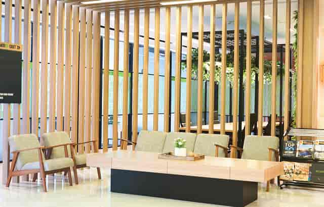 Modern breakout zone with wood-slat design for corporate networking and off-site planning.