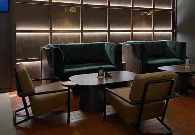 Lounge bar at Mantra Jakarta with ambient lighting for VIP networking and client briefing events.