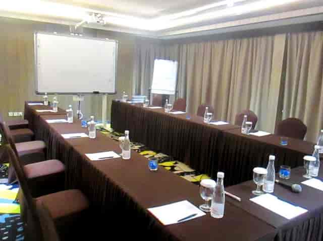 U-shape meeting room in Grandhika Iskandarsyah Jakarta for professional corporate conferences.