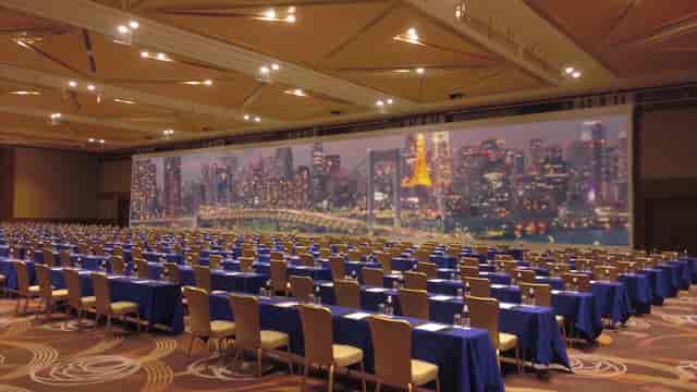 Classroom-style ANA InterContinental Tokyo conference room with immersive LED screen for events.