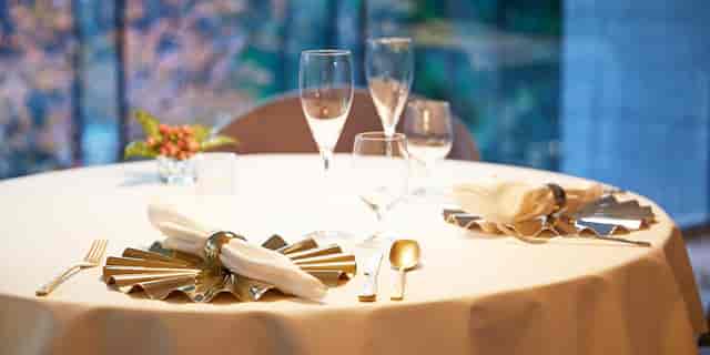 Elegant banquet dining at PlaigaTOKYO featuring gold chargers for formal gala events.