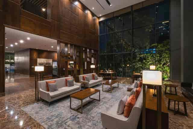 Wyl’s Kitchen hotel lounge for VIP arrivals and refined corporate networking events.