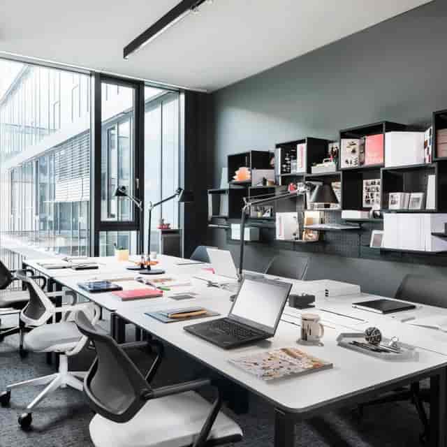 Modern boardroom at Alter Stahlbau FLOWCATION: sleek, functional workspace for corporate meetings.