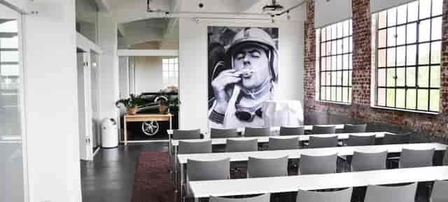 Industrial-chic Eventterasse with focal wall for corporate seminars and creative workshops.