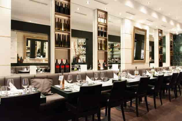 Luxury private dining room at Klassikstadt for exclusive corporate dinners and networking events.
