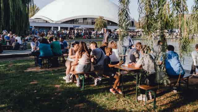Sommerwiese outdoor venue seating at Jahrhunderthalle Frankfurt for corporate and social events.